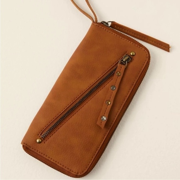 🆕 Free People | Distressed Vegan Wallet / Wristlet in Brown Vegan Leather - Picture 1 of 9